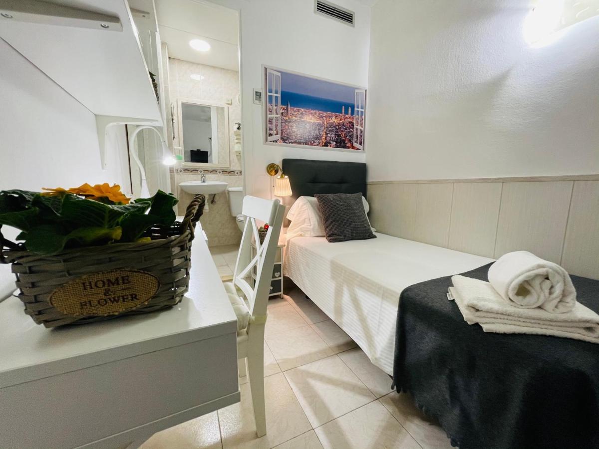 Hostal Lleida Barcelona Luaran gambar