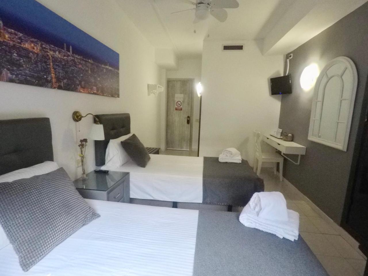 Hostal Lleida Barcelona Luaran gambar
