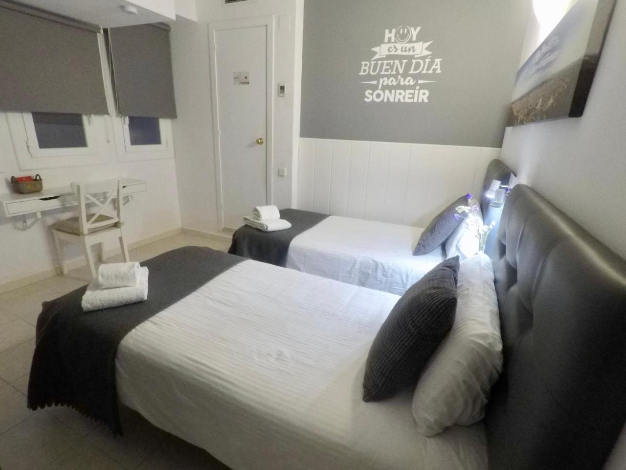 Hostal Lleida Barcelona Luaran gambar